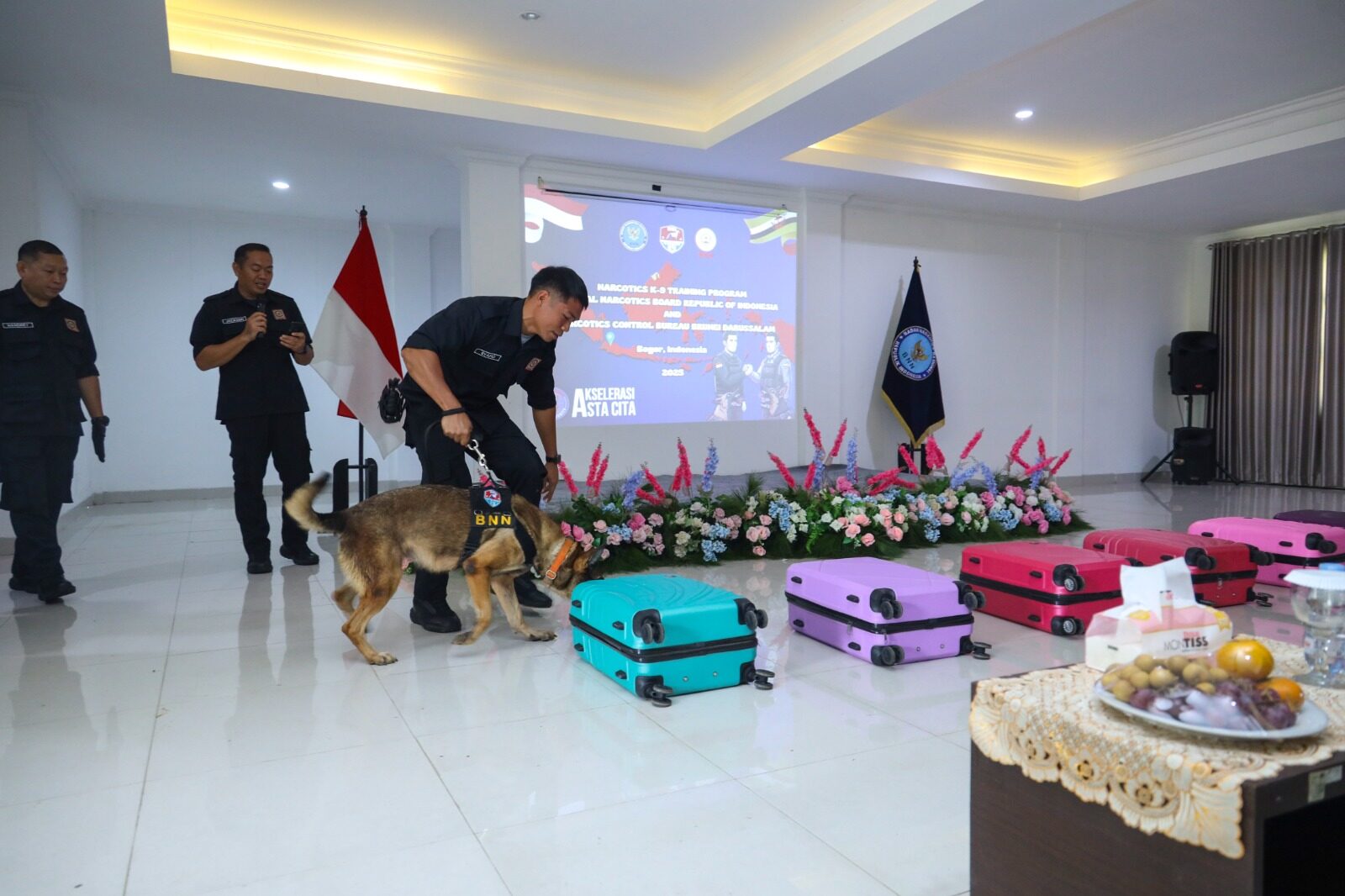 ATRAKSI K-9 OLEH NCB BRUNEI DARUSSALAM SUKSES TUTUP NARCOTICS K-9 TRAINING PROGRAM